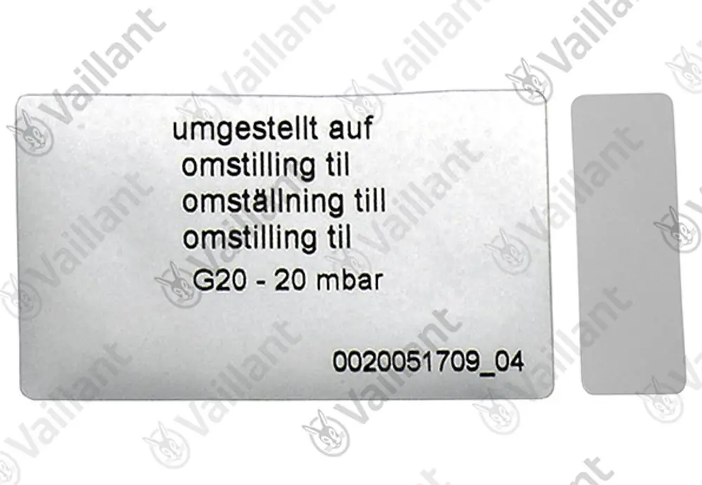 Metallisches Etikett von Vaillant mit mehrsprachigen Informationen zur Umstellung, inklusive deutschem und schwedischem Text, und technischen Angaben zu Druckparametern.